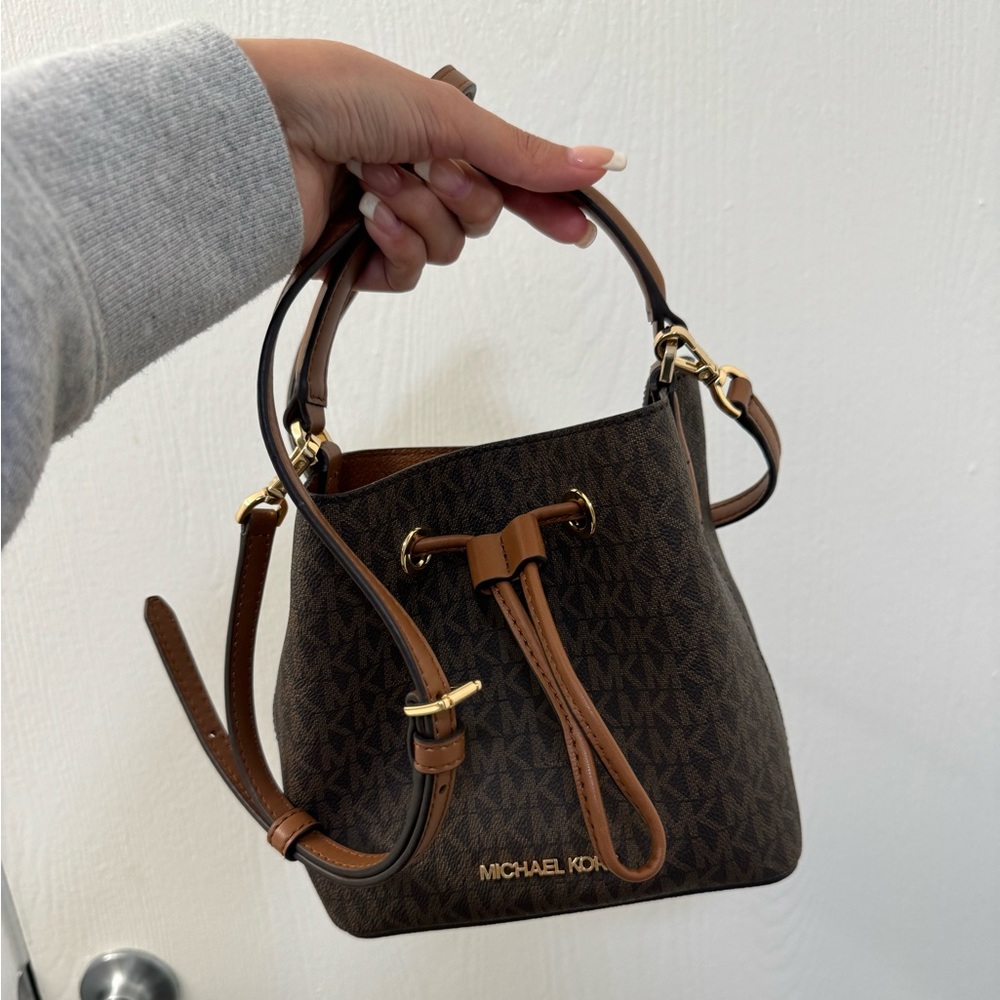 Michael kors bucket bag